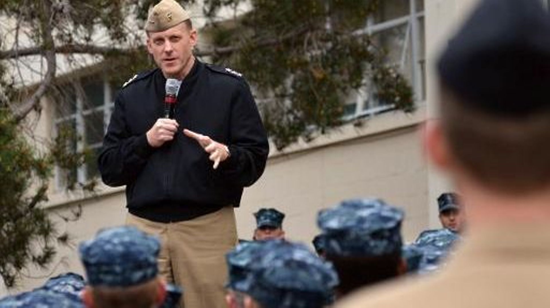 Photo fournie par la Marine américaine montrant le vice-amiral de la Navy Michael Rogers s'exprimant devant des étudiants, le 31 janvier 2014 à Monterey en Californie 