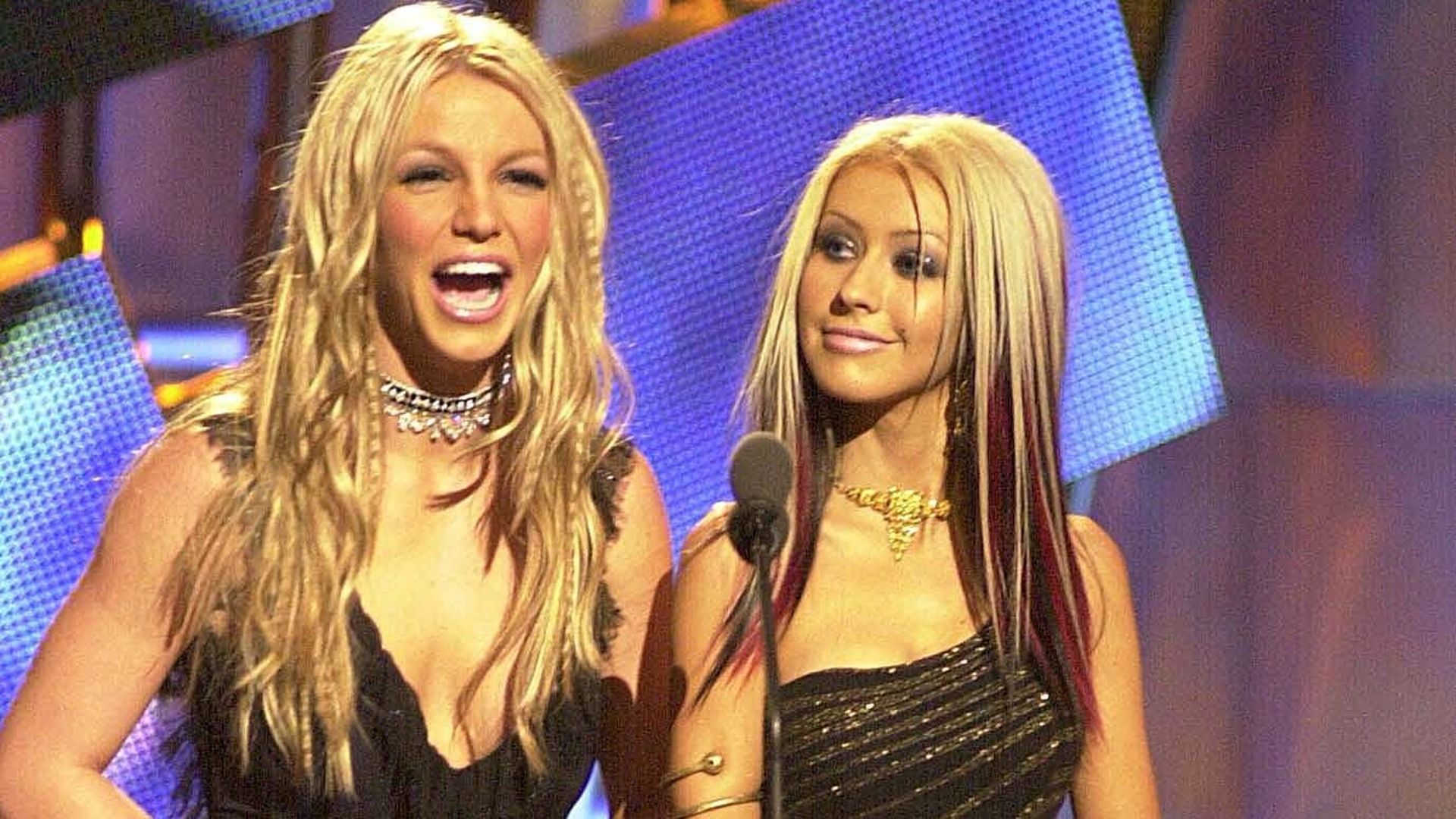 Cette photo de Britney Spears et Christina Aguilera date de 2000. Une complicité bien éloignée des tensions actuelles entre les deux reines de la pop pour cause de body shaming.