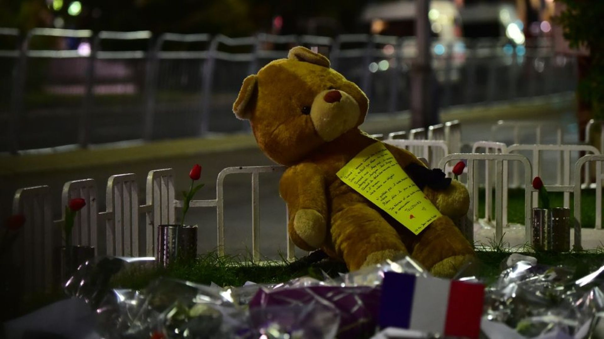 Un des mémoriaux spontanés dédiés aux victimes de l'attentat de Nice, le 15 juillet 2016, au lendemain du drame
