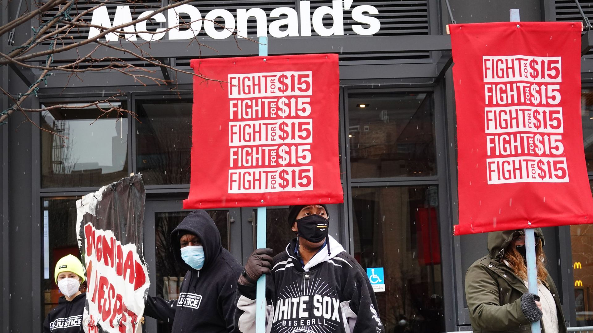 Des travailleurs manifestent devant un restaurant McDonald’s de Chicago en faveur d’une augmentation du salaire minimum fédéral à 15$.