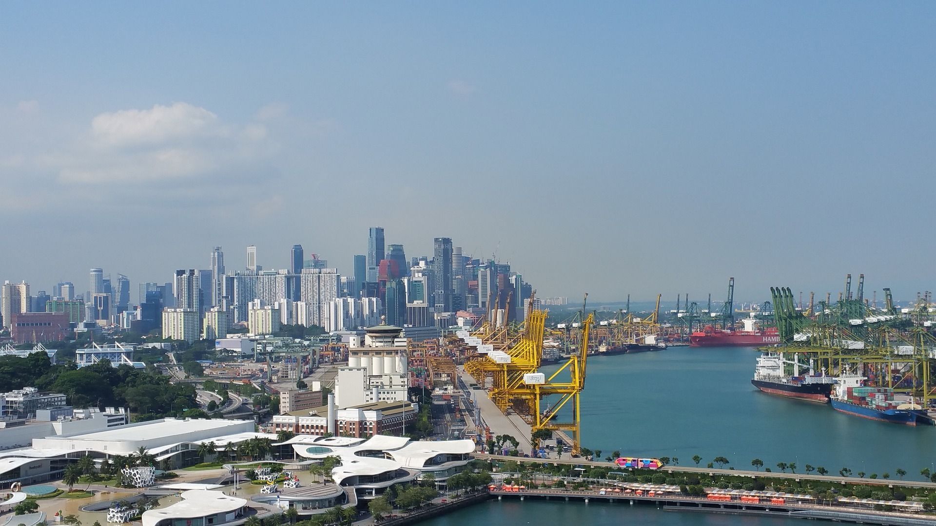 Le port de Singapour est le deuxième plus grand port au monde.
