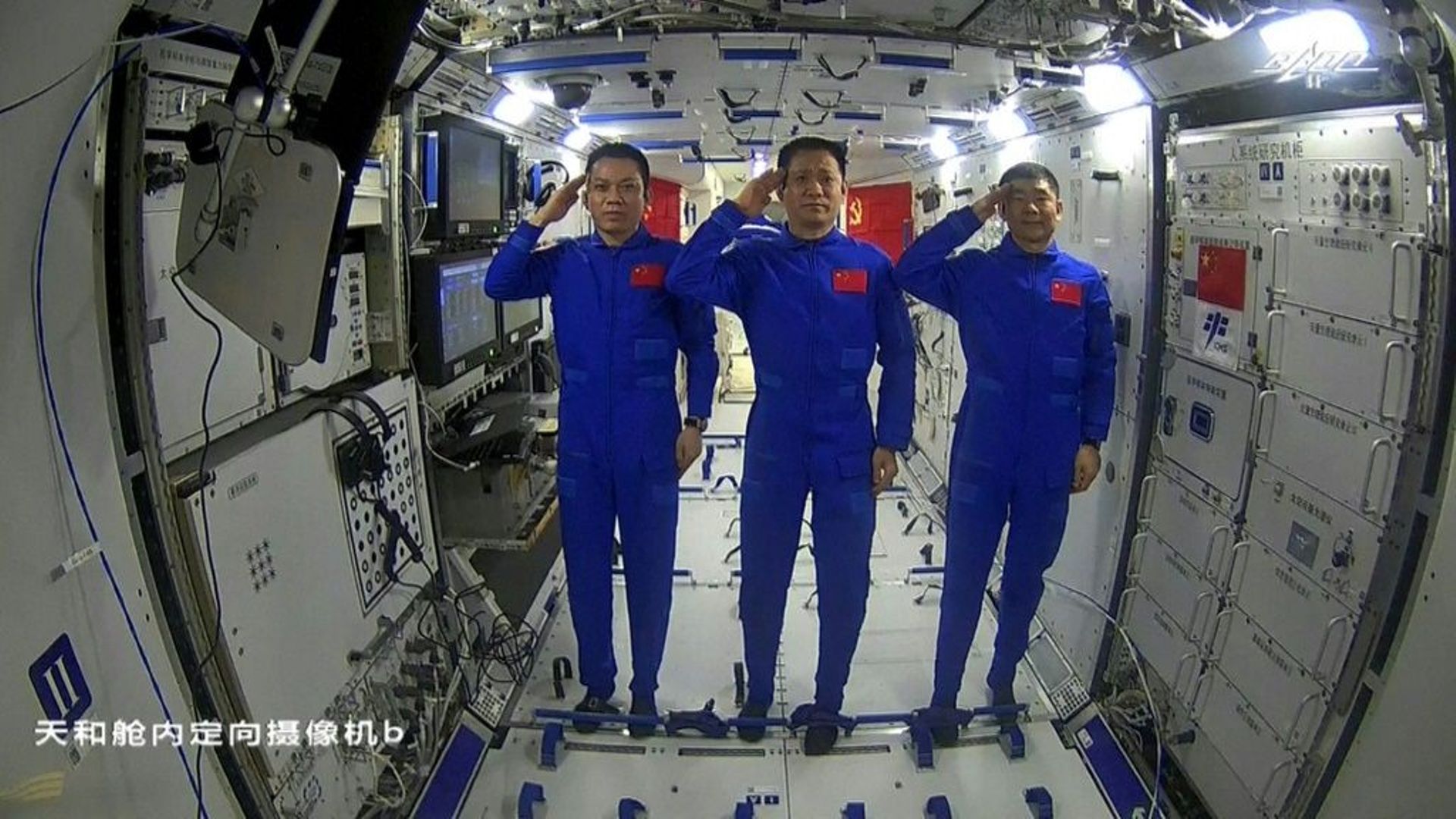 Les astronautes chinois Tang Hongbo (G), Nie Haisheng (C) et Liu Boming (D), le 23 juin 2021 avant leur départ vers la nouvelle station spatiale chinoise en construction