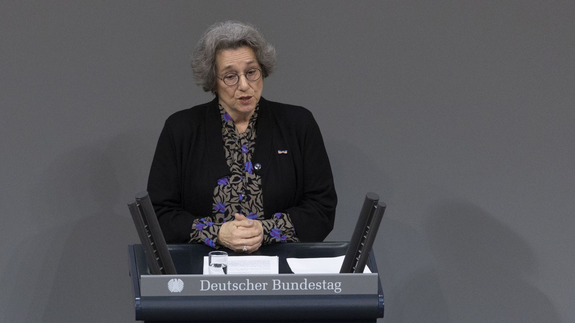 Rozette Kats, survivante de l’Holocauste, prend la parole lors d’une session spéciale du Bundestag pour commémorer les victimes des nazis pendant la Journée de commémoration de l’Holocauste, qui cette année met l’accent sur les victimes homosexuelles, le 