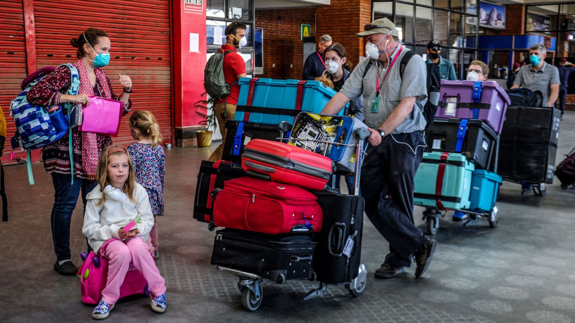 Des touristes américains prêts à prendre un vol organisé par le gouvernement américain pour rentrer dans leur pays, lors d’un verrouillage national contre le COVID-19, à l’aéroport international Tribhuvan de Katmandou, le 31 mars 2020.