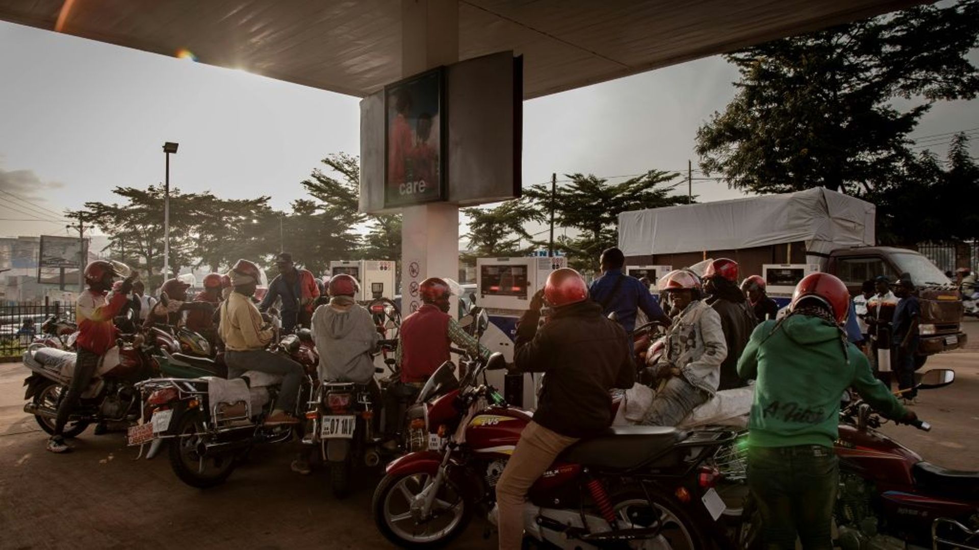 Des motocyclistes se pressent dès le matin dans la seule station-service de Bukavu qui n’a pas augmenté ses prix, le 16 mars 2022