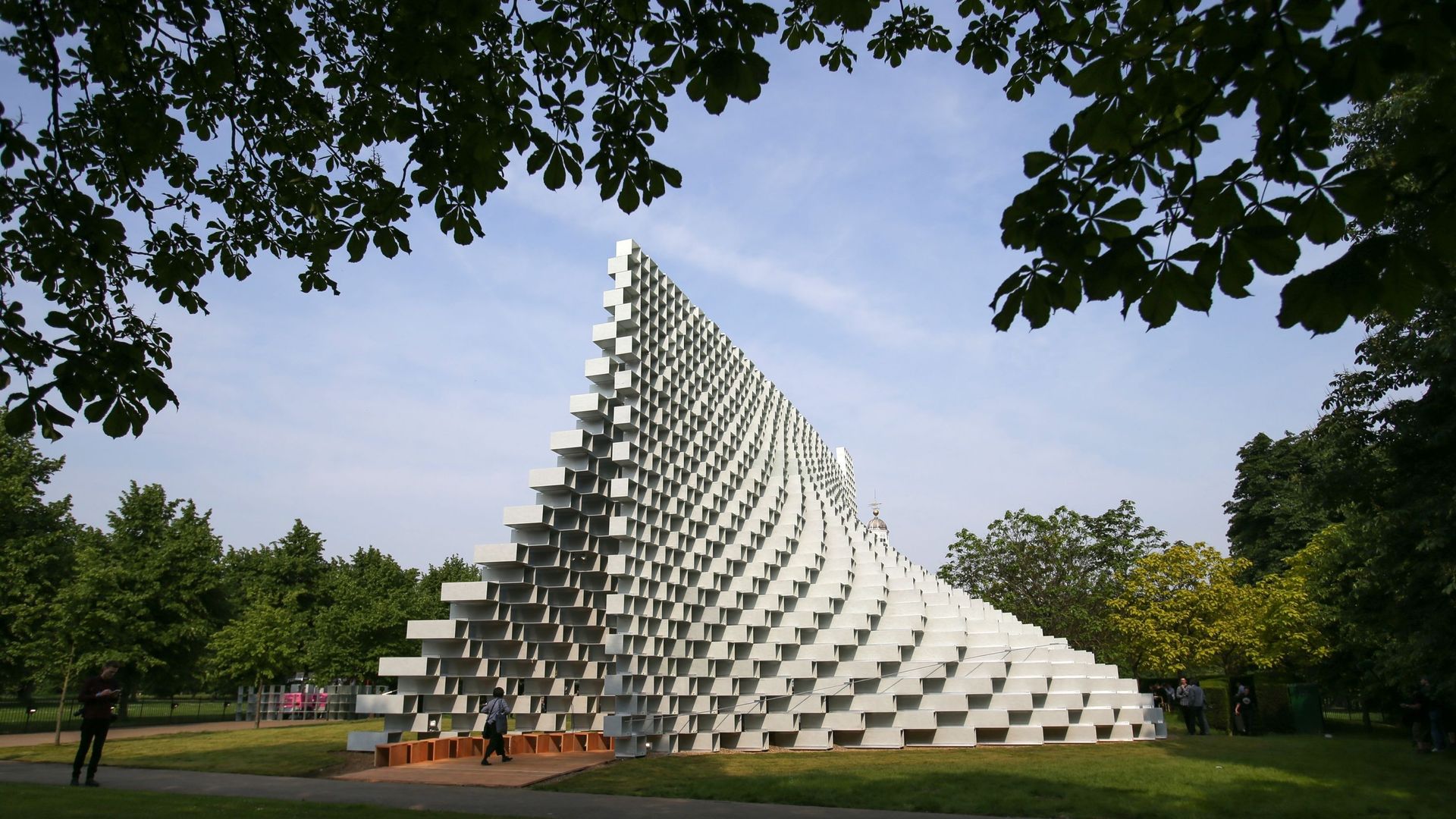 Le pavillon de la Serpentine Gallery à Londres et 3 projets inspirés