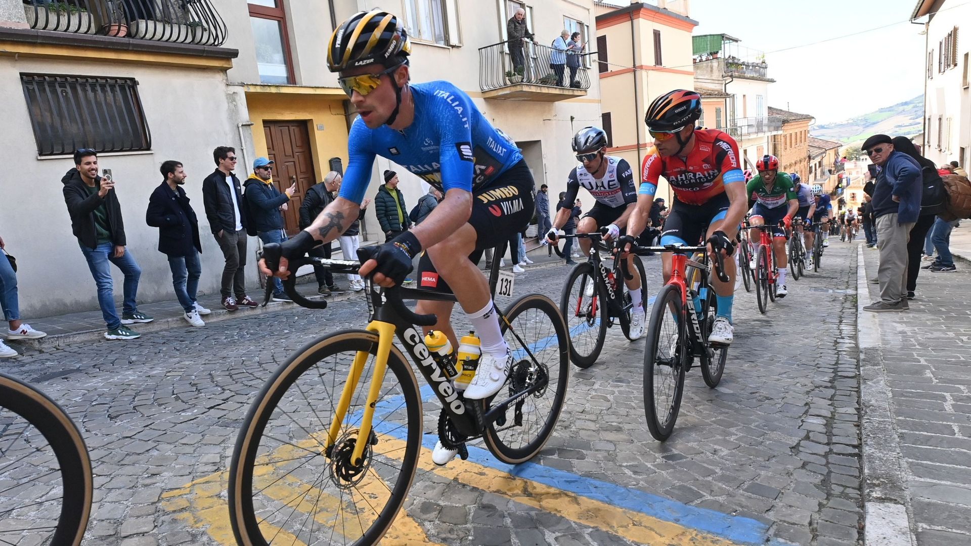 Tirreno-Adriatico: Primoz Roglic conquista la terza vittoria consecutiva e consolida la sua maglia azzurra