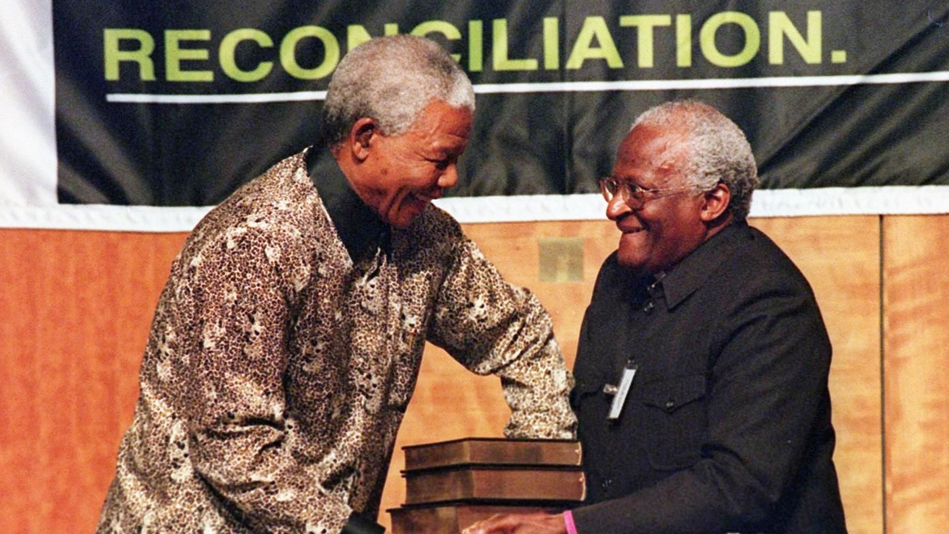 Le 9 octobre 1998, Nelson Mandela (à gauche) reçoit les cinq volumes du rapport final de la Commission vérité et réconciliation des mains de l’archevêque Desmond Tutu.