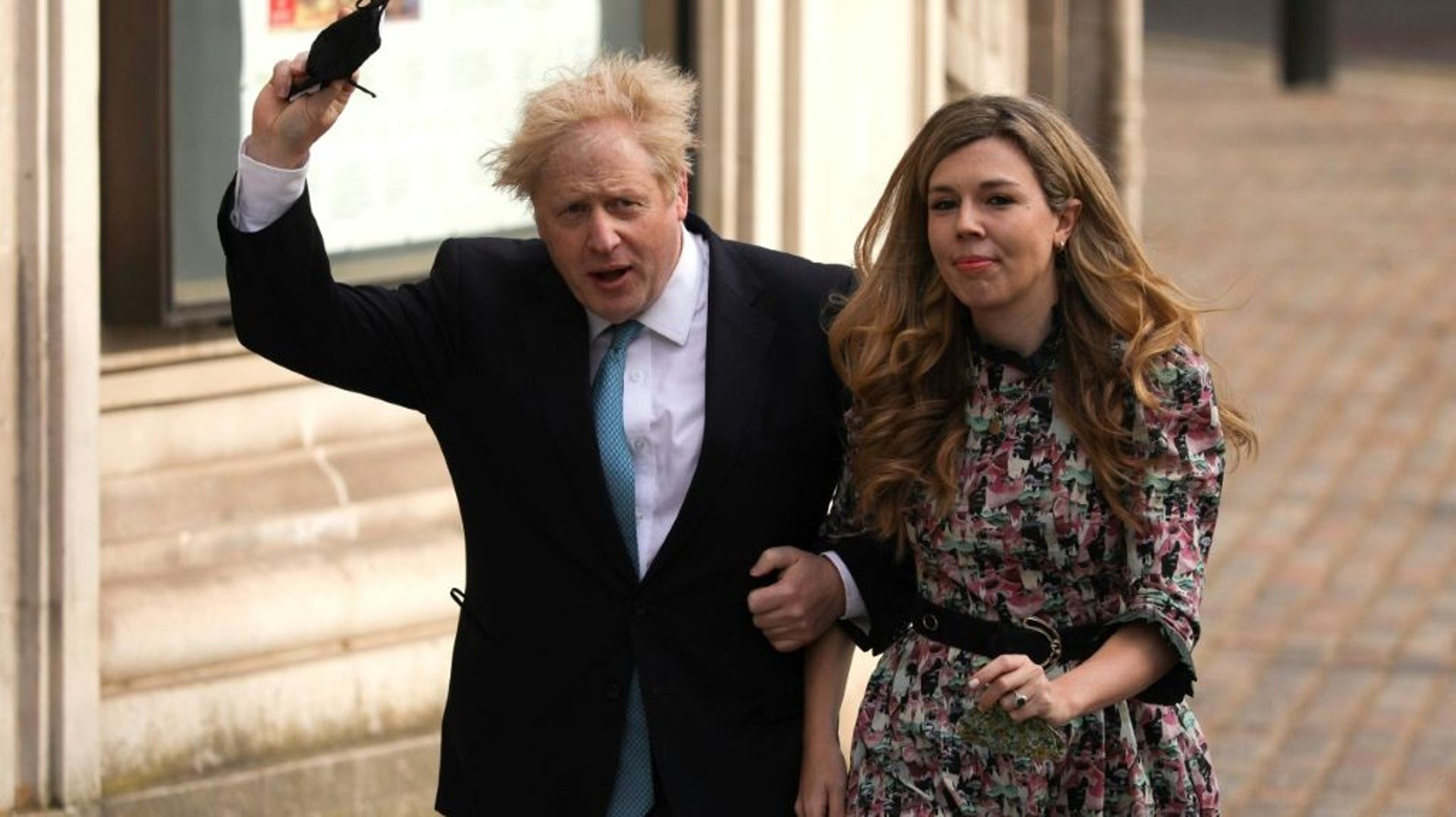 Le Premier ministre britannique Boris Johnson et sa fiancée Carrie Symonds à Londres le 6 mai 2021
