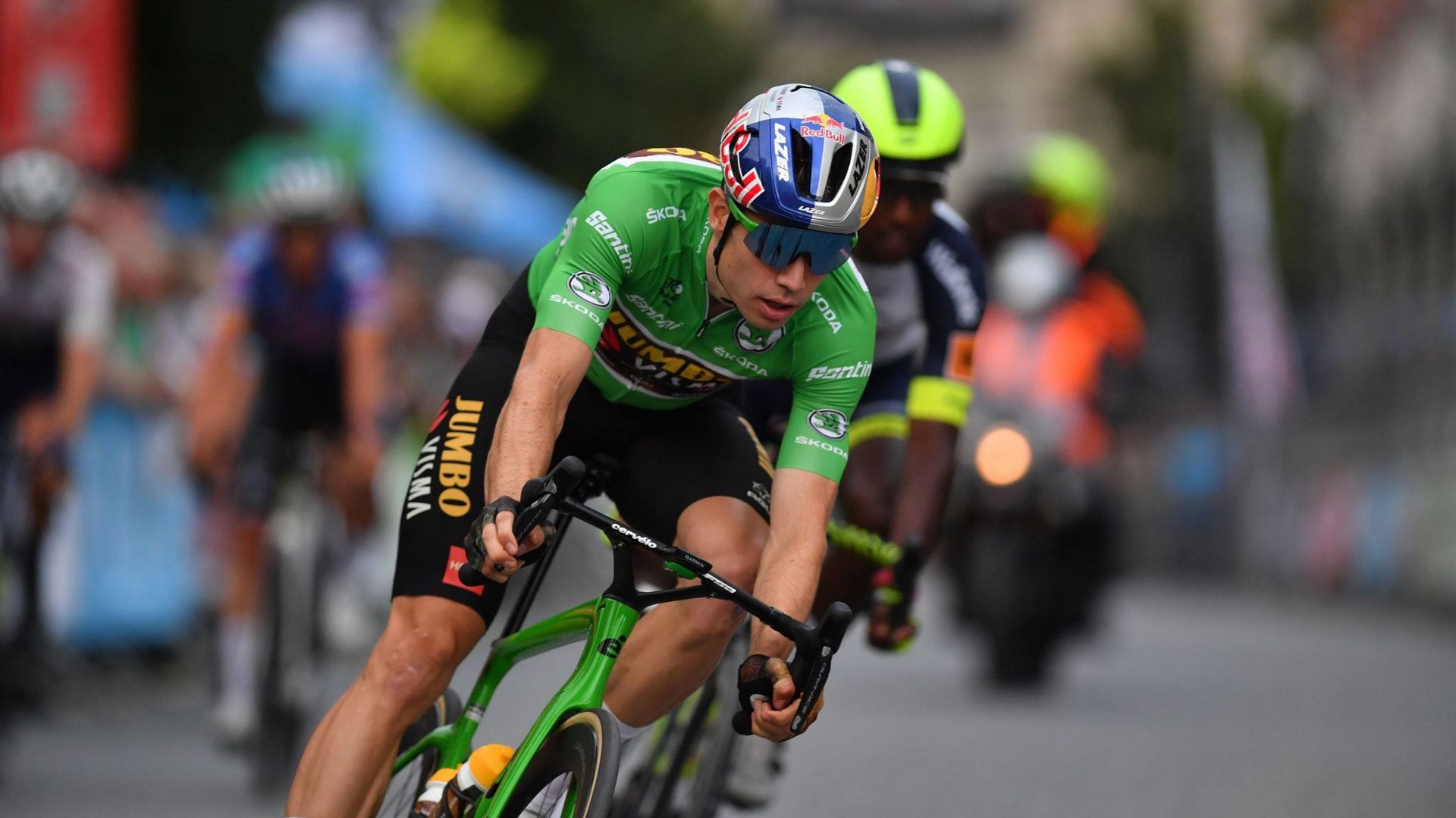 Dans un message publié vendredi sur Twitter, Wout van Aert a exprimé son mécontentement face aux frais de voyage élevés des coureurs qui se rendent aux championnats du monde de cyclisme à Wollongong, en Australie.