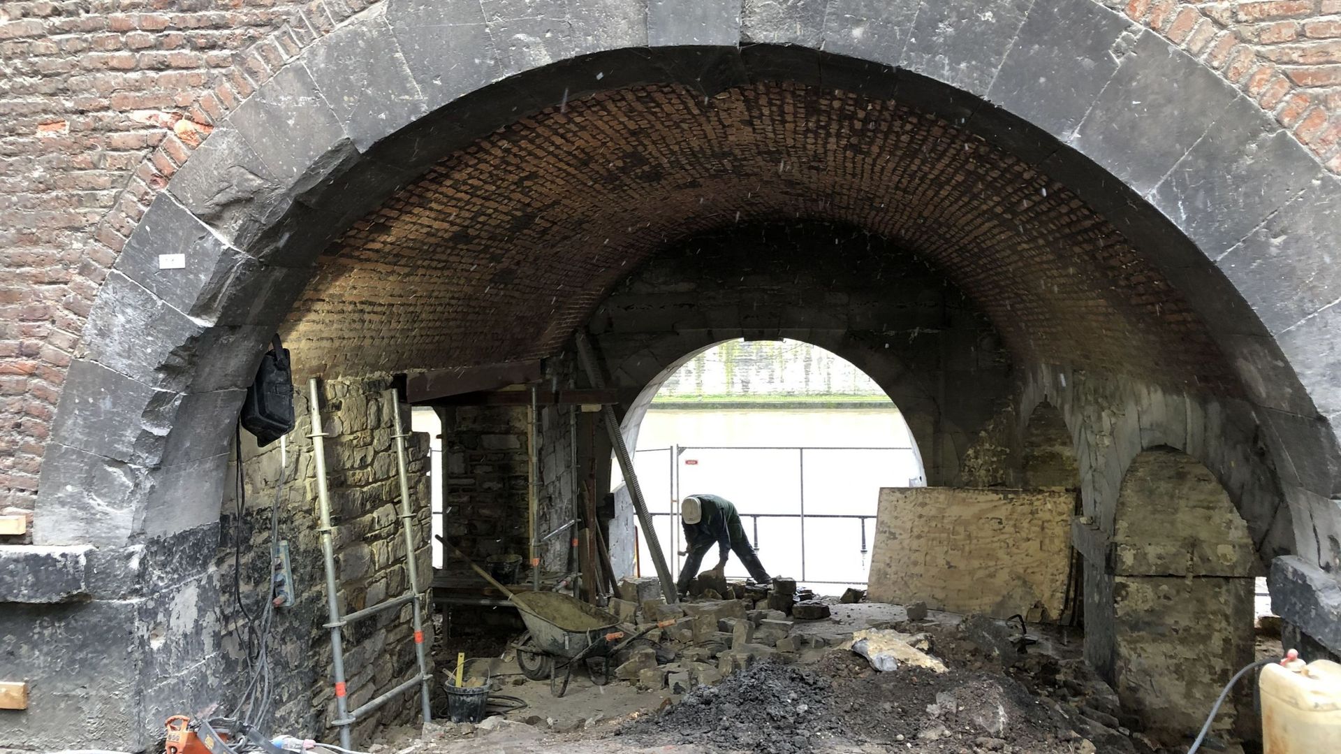 En creusant le sol sous la Halle al'chair de Namur, les archéologues de l'Agence wallonne du patrimoine retrouvent les traces d'un atelier de boucherie vieux de 500 ans.