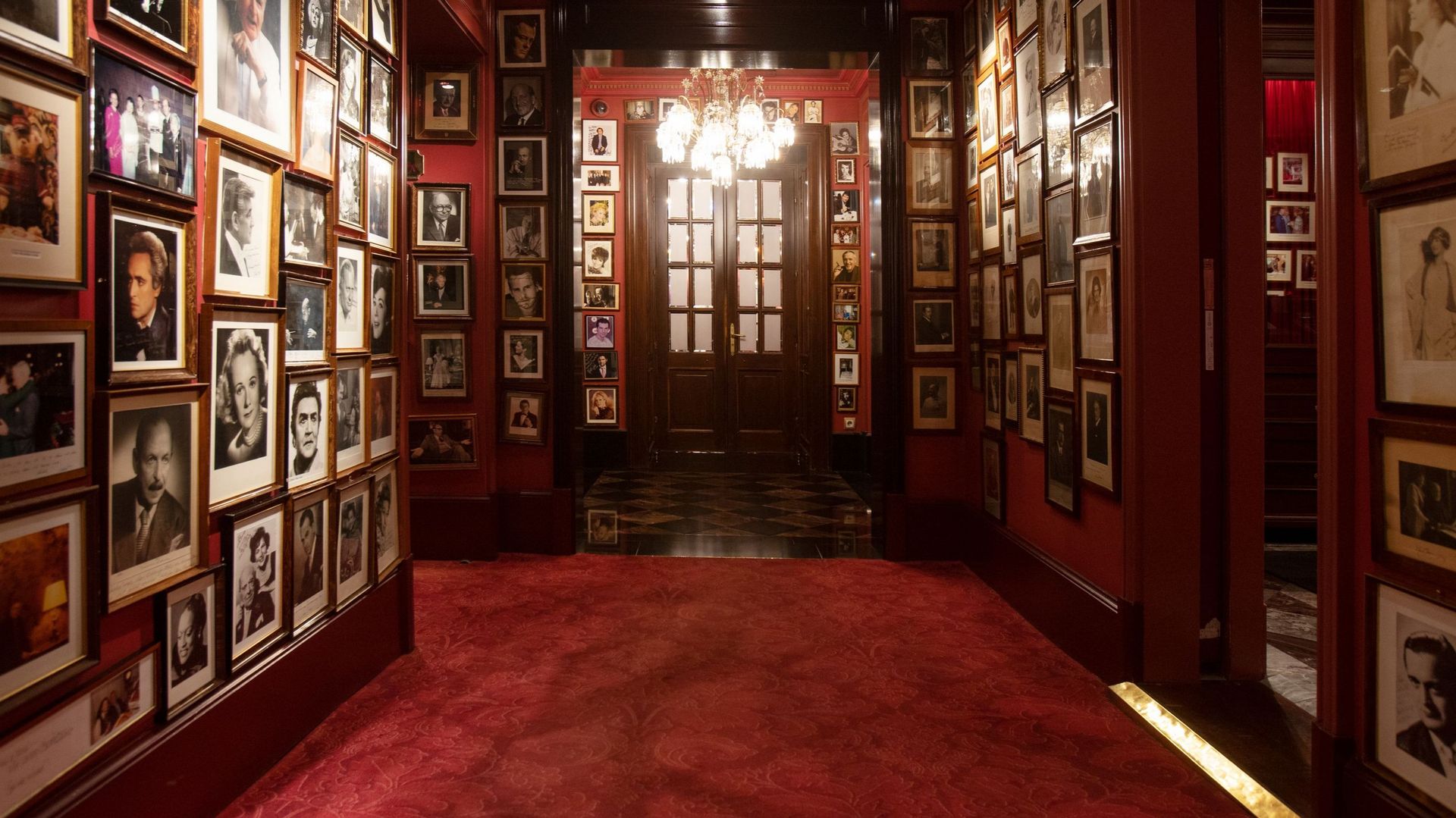 Romy Schneider, Noureev, le Prince Charles, Jessye Norman... Le lobby se couvre encore des photos dédicacées 
