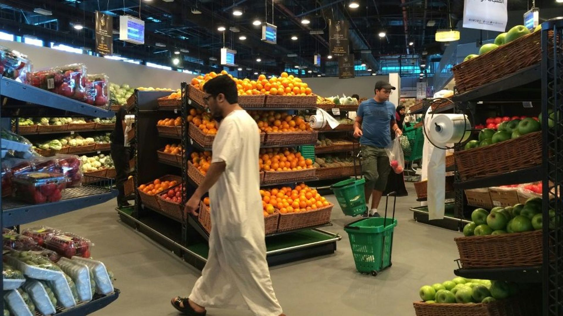 Étals de fruits et légumes d'un supermarché Al-Meera à Doha au Qatar, le 10 juin 2017