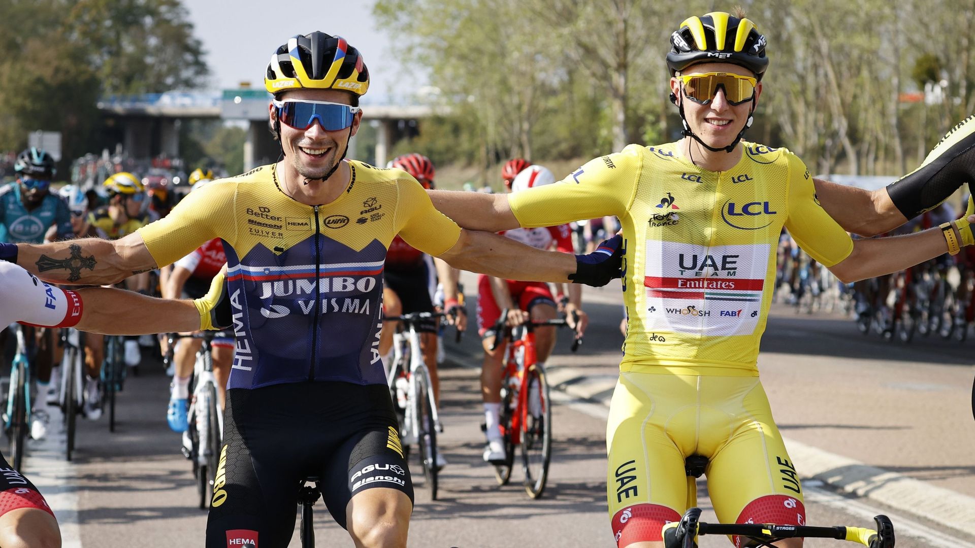 Primoz Roglic et Tadej Pogacar défilent bras dessous, bras dessous, après le premier doublé slovène sur le Tour de France en 2020. Depuis lors la Slovénie a encore renforcé sa domination dans le cyclisme international.