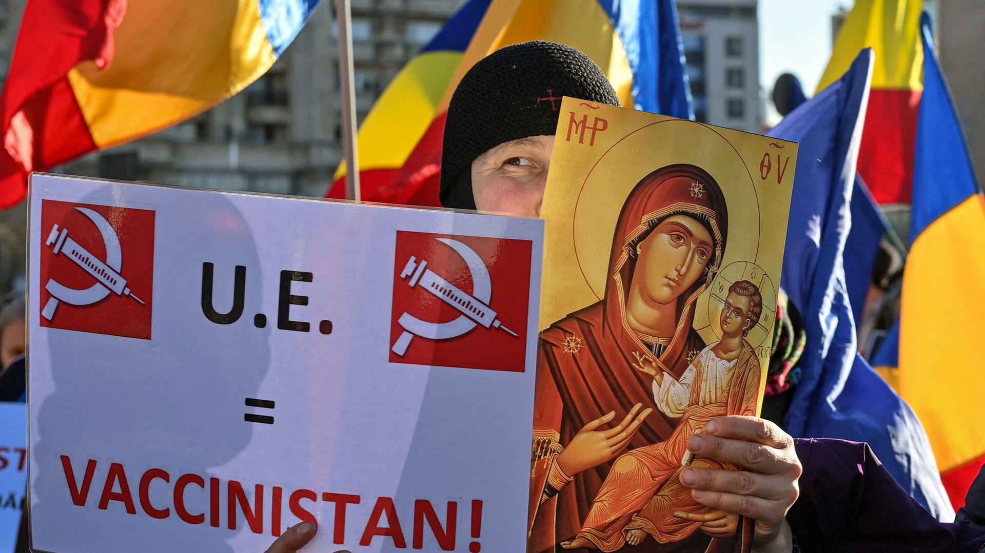 Une religieuse orthodoxe brandit une icône et une pancarte contre le vaccin anti-COVID-19 et contre les restrictions