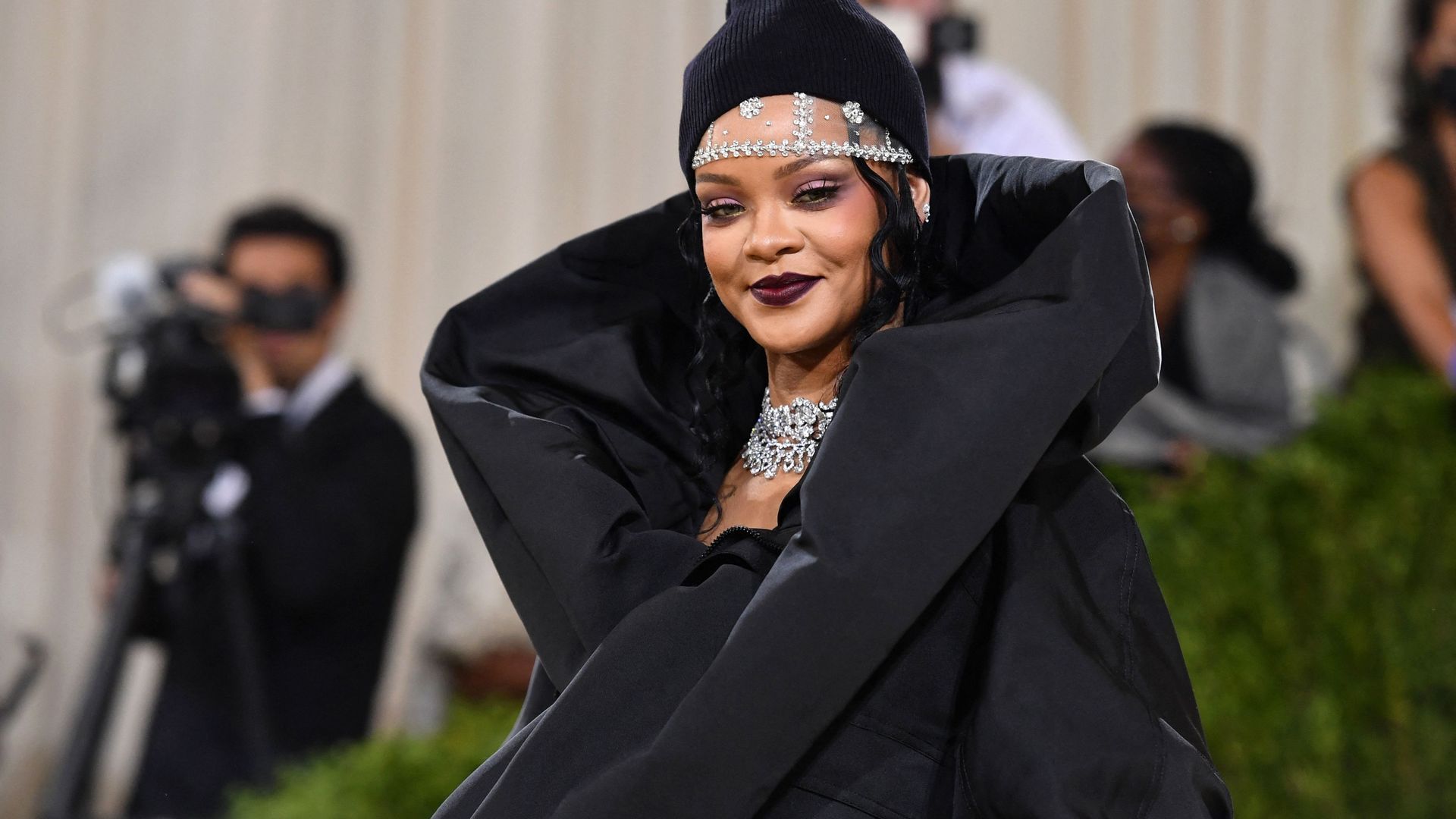 Le pardessus Balenciaga que portait Rihanna lors du MET Gala a fait sensation auprès des internautes.