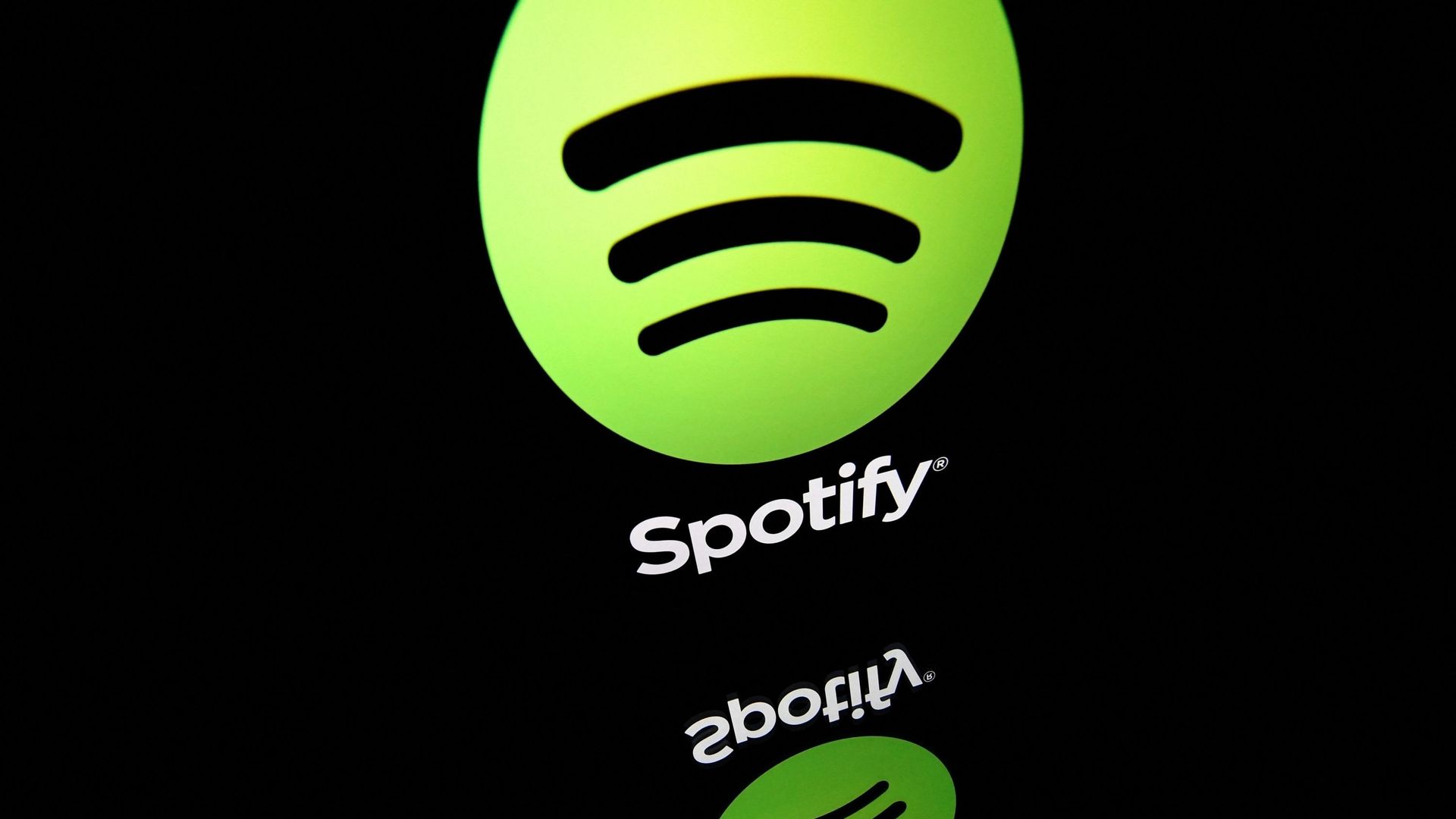 Cette illustration de fichier prise le 19 avril 2018 montre le logo du service de musique en streaming en ligne Spotify affiché sur un écran de tablette à Paris. Le géant suédois du streaming musical Spotify a annoncé jeudi son dernier achat dans sa quête
