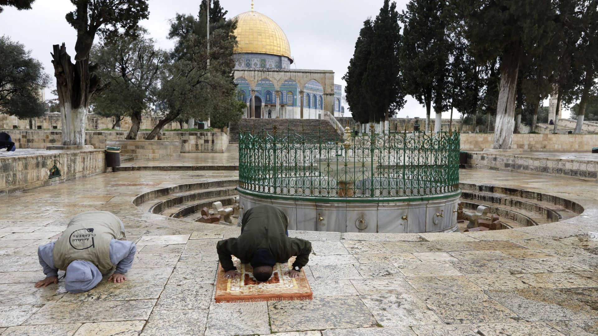 Covid-19 : des centaines de fidèles musulmans prient à l'extérieur de la mosquée Al-Aqsa