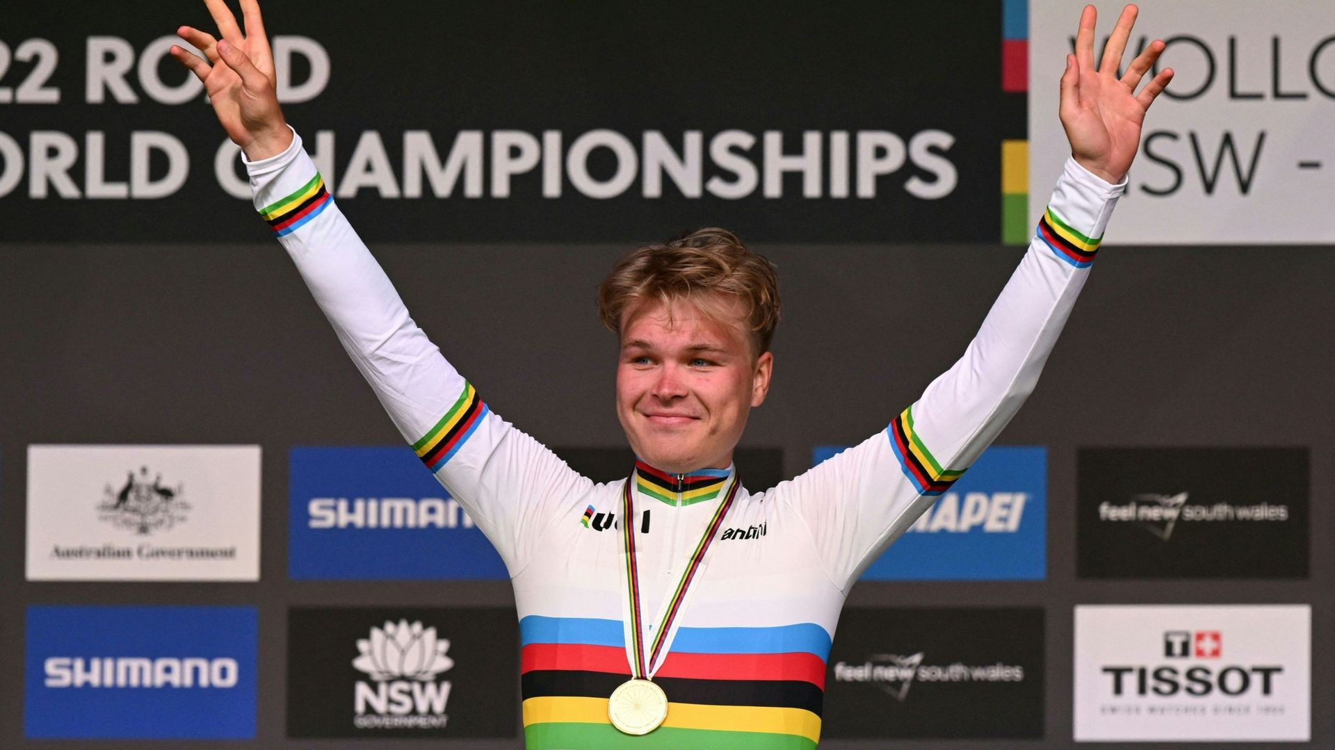 Tobias Foss endosse le maillot irisé de champion du monde du contre-la-montre.