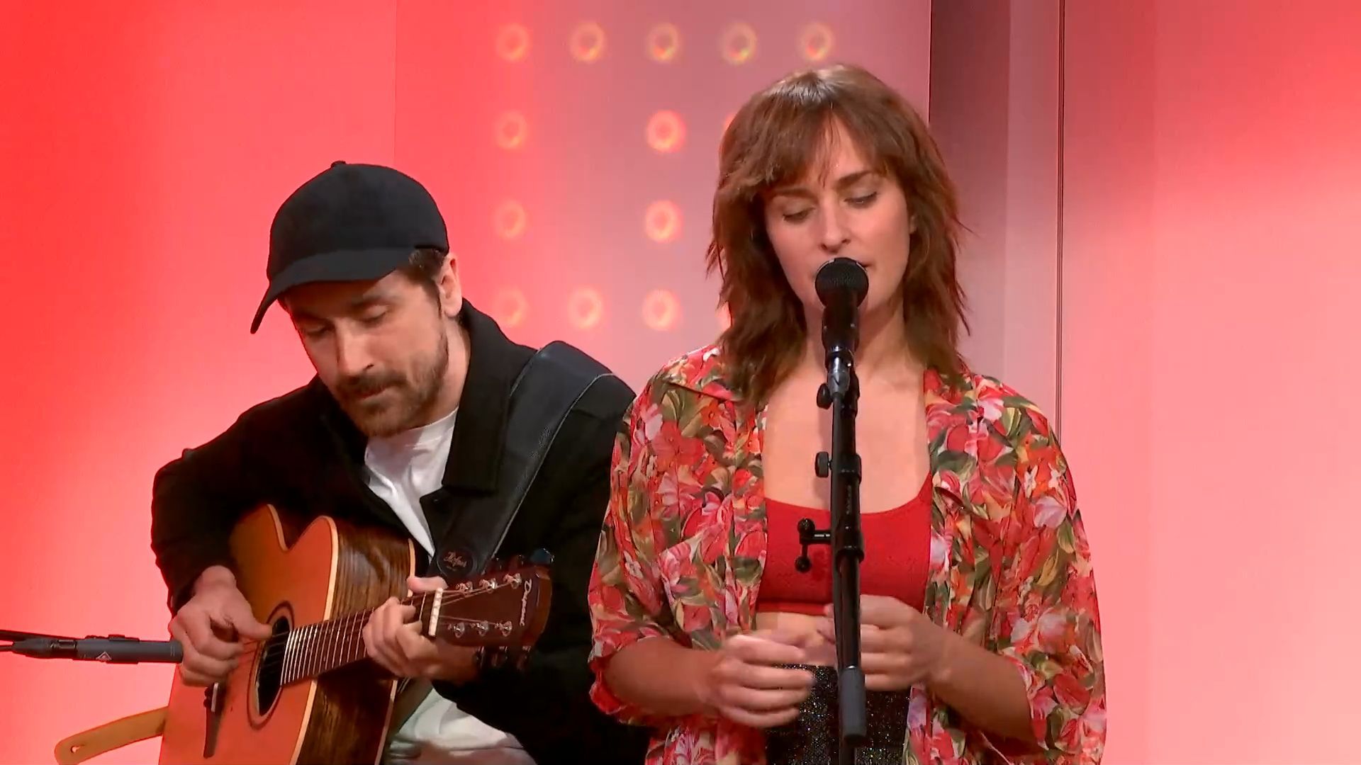 Elia Rose reprend en live le classique d’Elvis Presley 'Can’t help ...