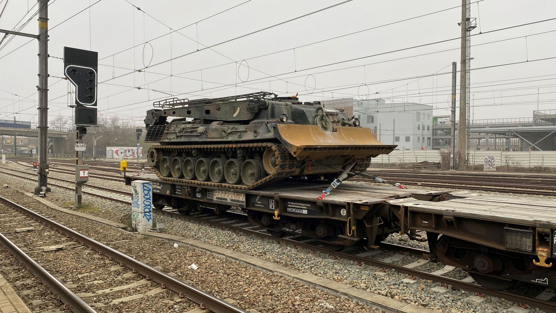 Un engin de génie, en gare de Bressoux, ce vendredi matin