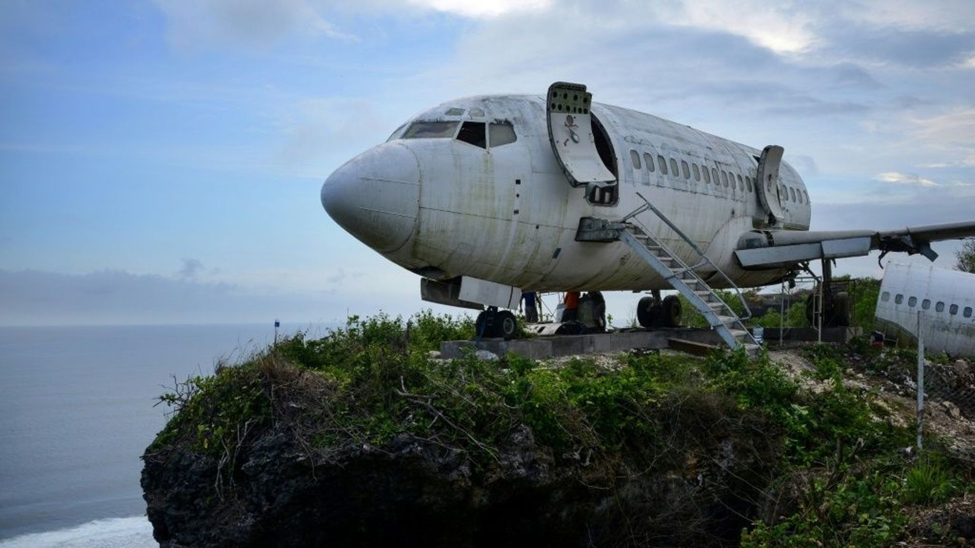 Une carcasse de Boeing placée au sommet d’une falaise sur la côte sud de Bali le 14 septembre 2021