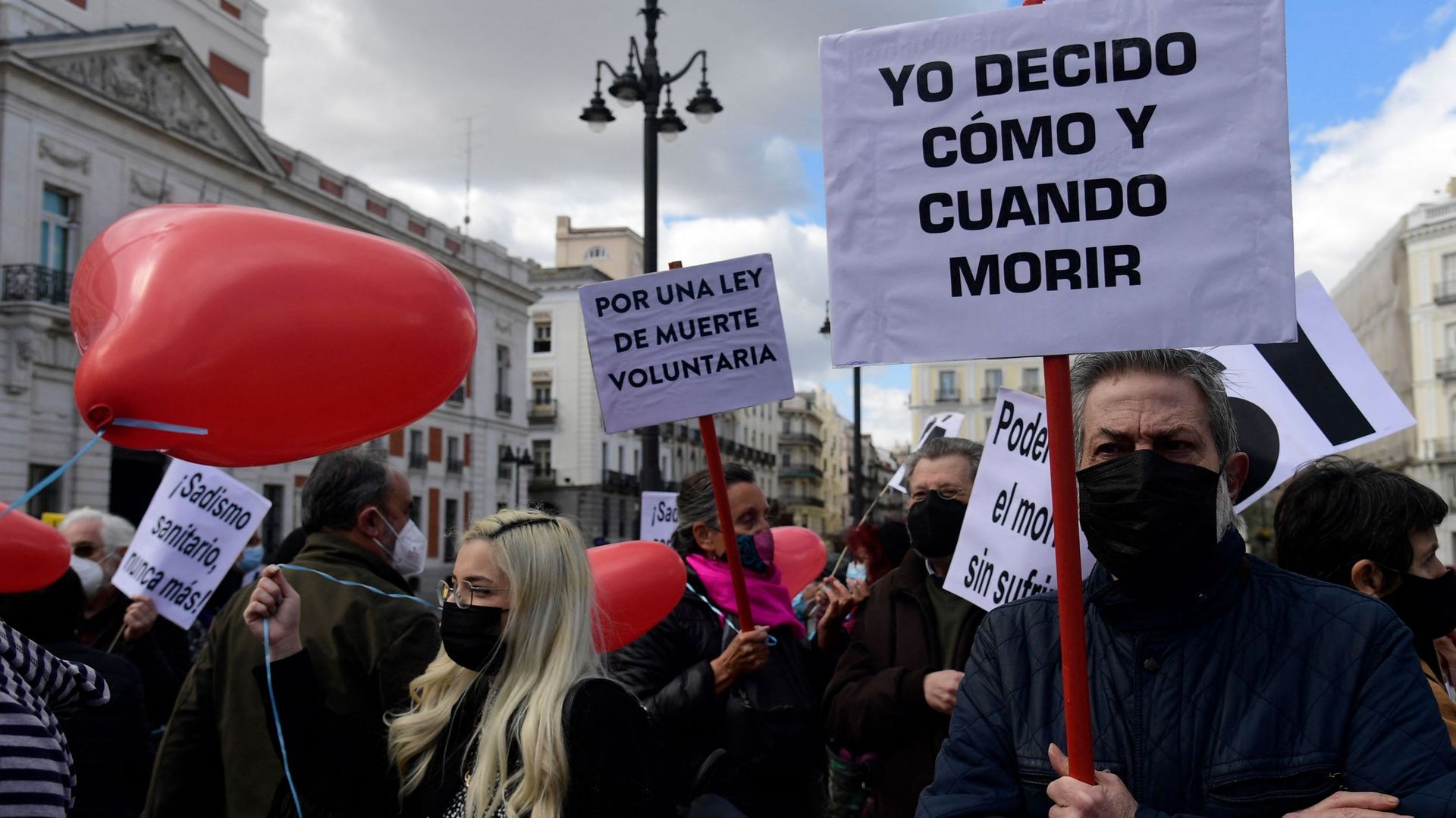 Une manifestation en faveur de l’euthanasie, à Madrid, le 18 mars 2021.