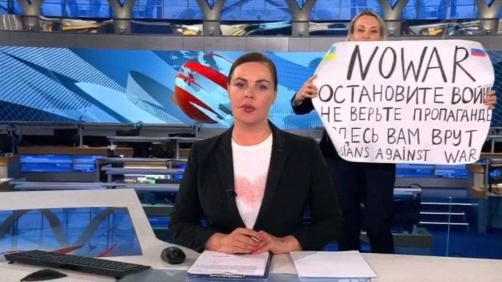 Marina Ovsiannikova, employée d’une chaîne de télévision russe a fait irruption pendant un journal télévisé pro-Kremlin pour dénoncer l’offensive en Ukraine.