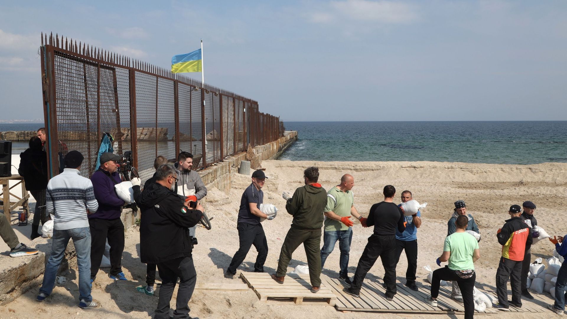Des habitants construisent une barricade en sacs de sable