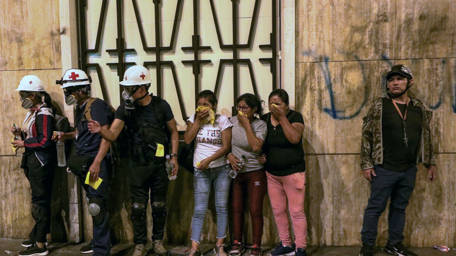 La police intervient auprès des manifestants avec des gaz lacrymogènes alors que les gens manifestent pour demander la démission du président du Pérou au neuvième jour des protestations à Lima, Pérou, le 26 janvier 2023.