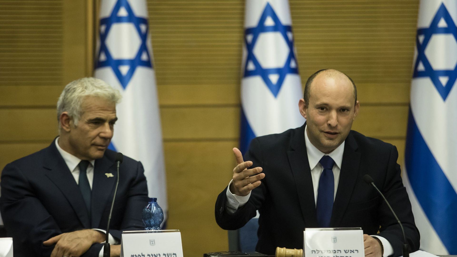 Le Premier ministre Naftali Bennett (R) et le ministre des Affaires étrangères Yair Lapid assistent à la première réunion du nouveau gouvernement le 13 juin 2021 à Jérusalem, en Israël.