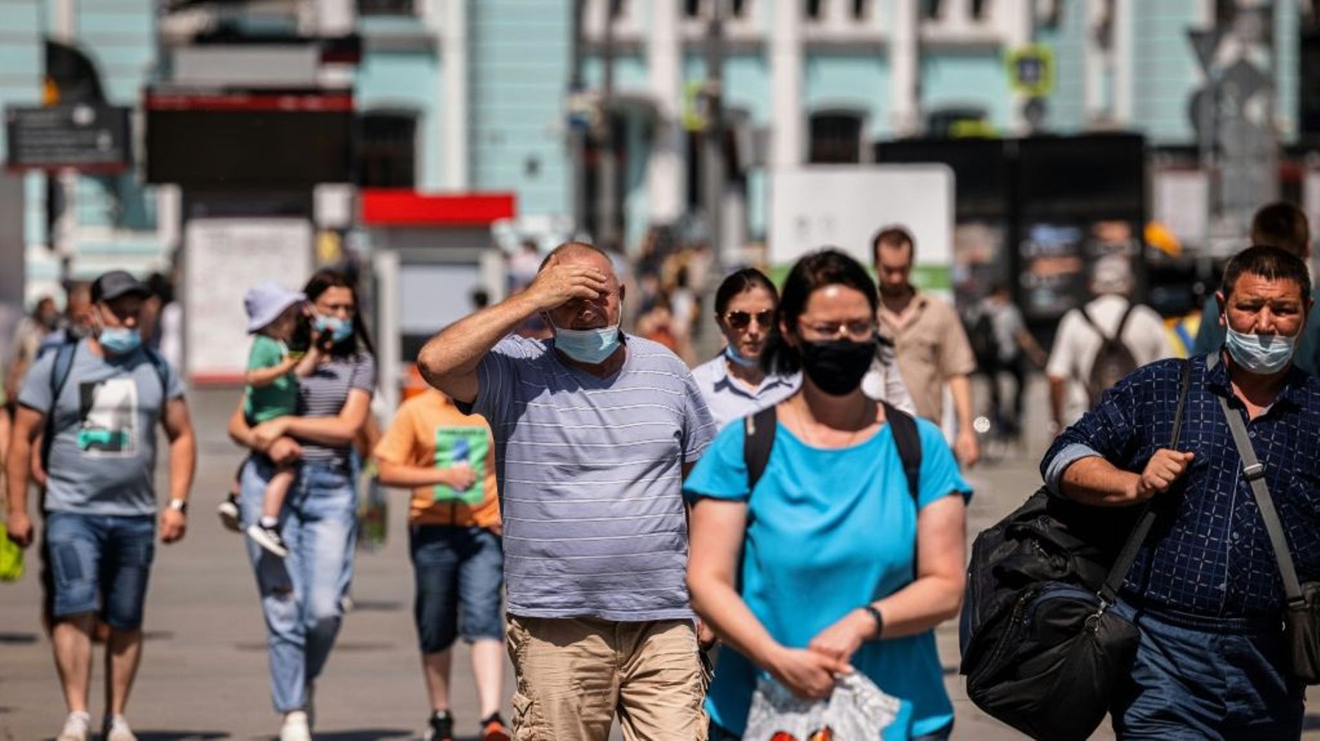 Des piétons masqués dans une rue de Moscou, le 21 juin 2021