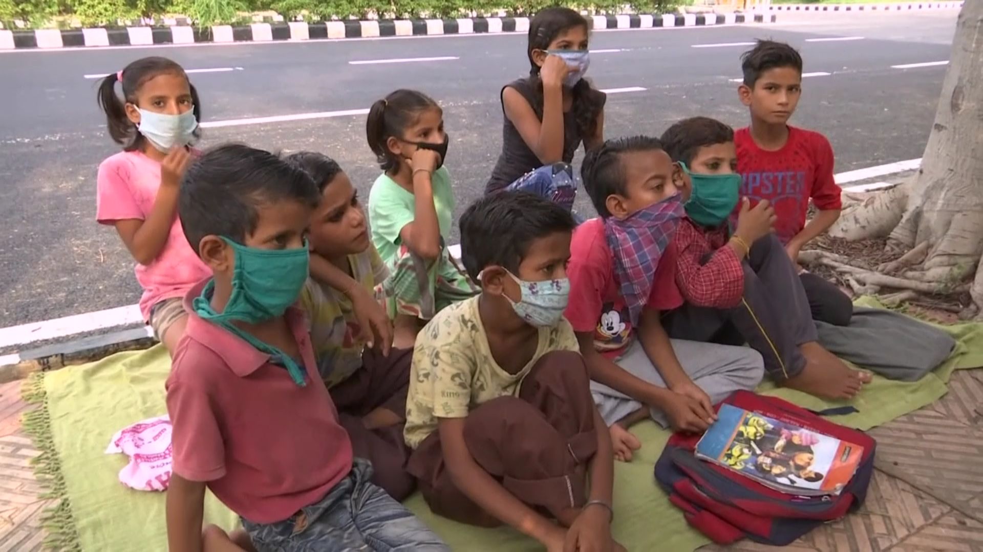 En Inde, un couple donne gratuitement des cours dans la rue à des enfants pauvres, en période de coronavirus