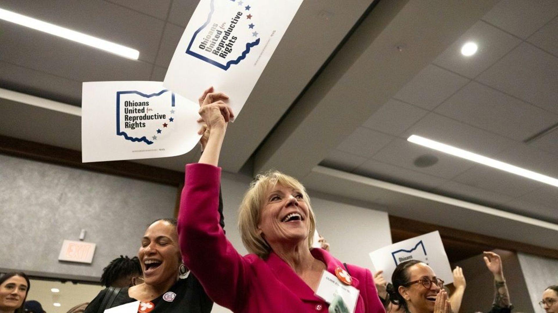 Des militants pro-IVG célèbrent l'inscription du droit à l'avortement dans la Constitution de l'Ohio, le 7 novembre 2023 à Colombus