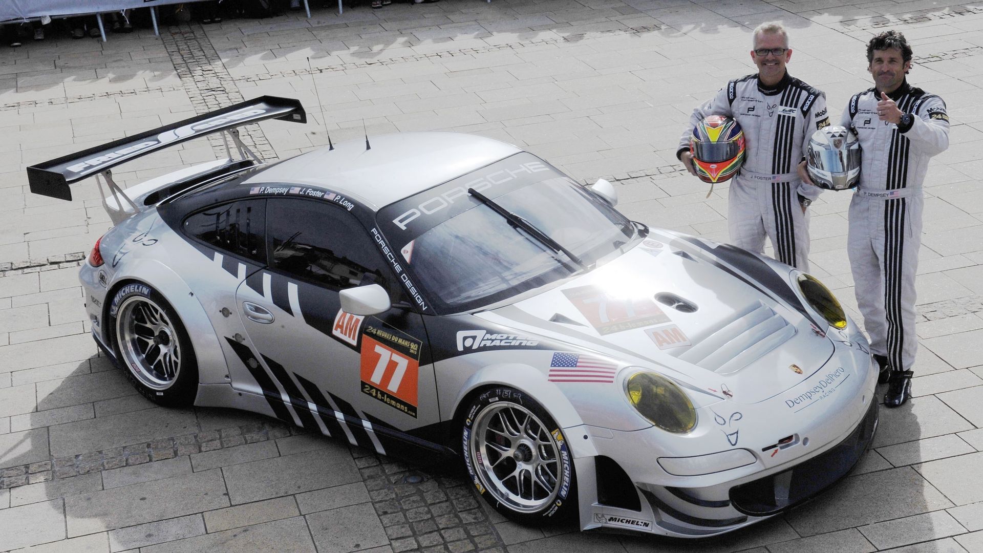 L’acteur américain Patrick Dempsey et l’un de ses copilotes, Joe Foster pose à côté de leur voiture lors des vérifications techniques de la course d’endurance des 24 heures du Mans, le 16 juin 2013 au Mans.