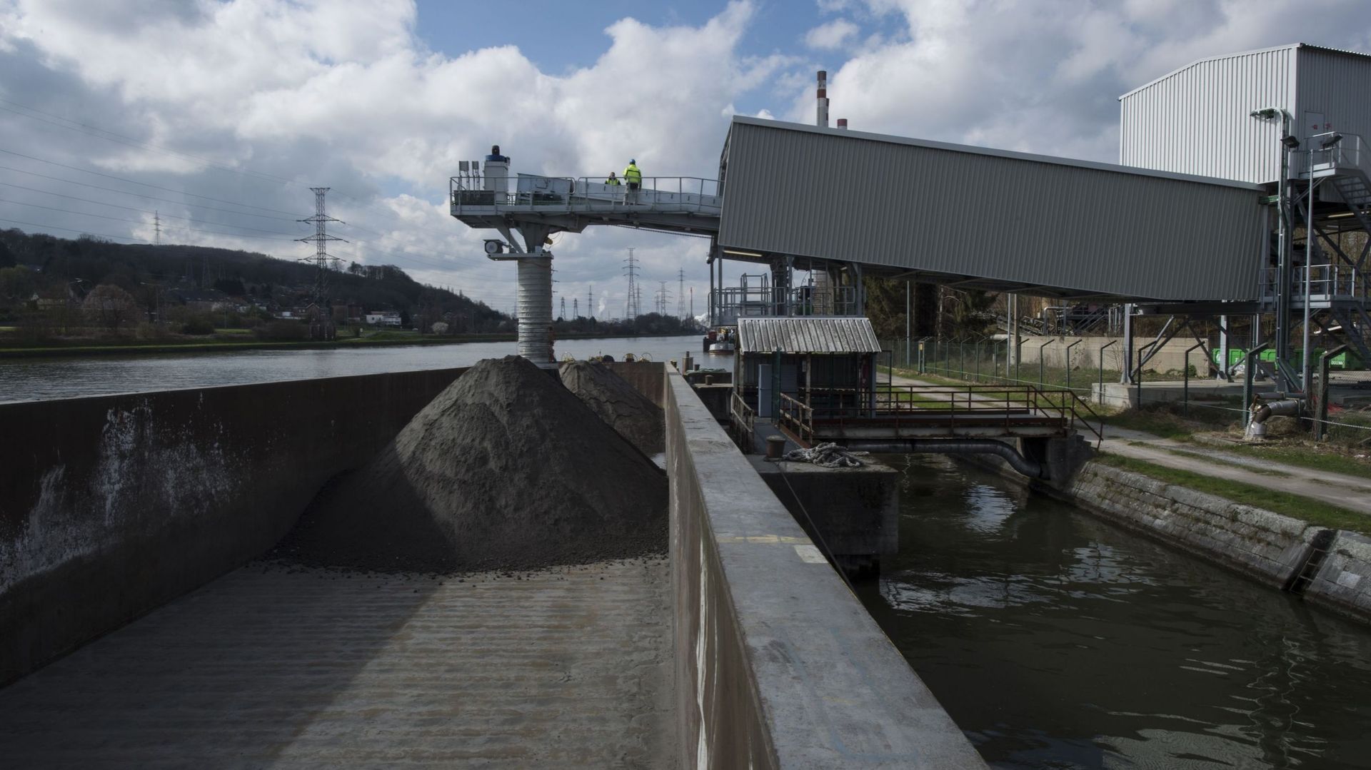 Recybel a choisi la voie fluviale pour transporter les cendres du terril du Hénâ.
