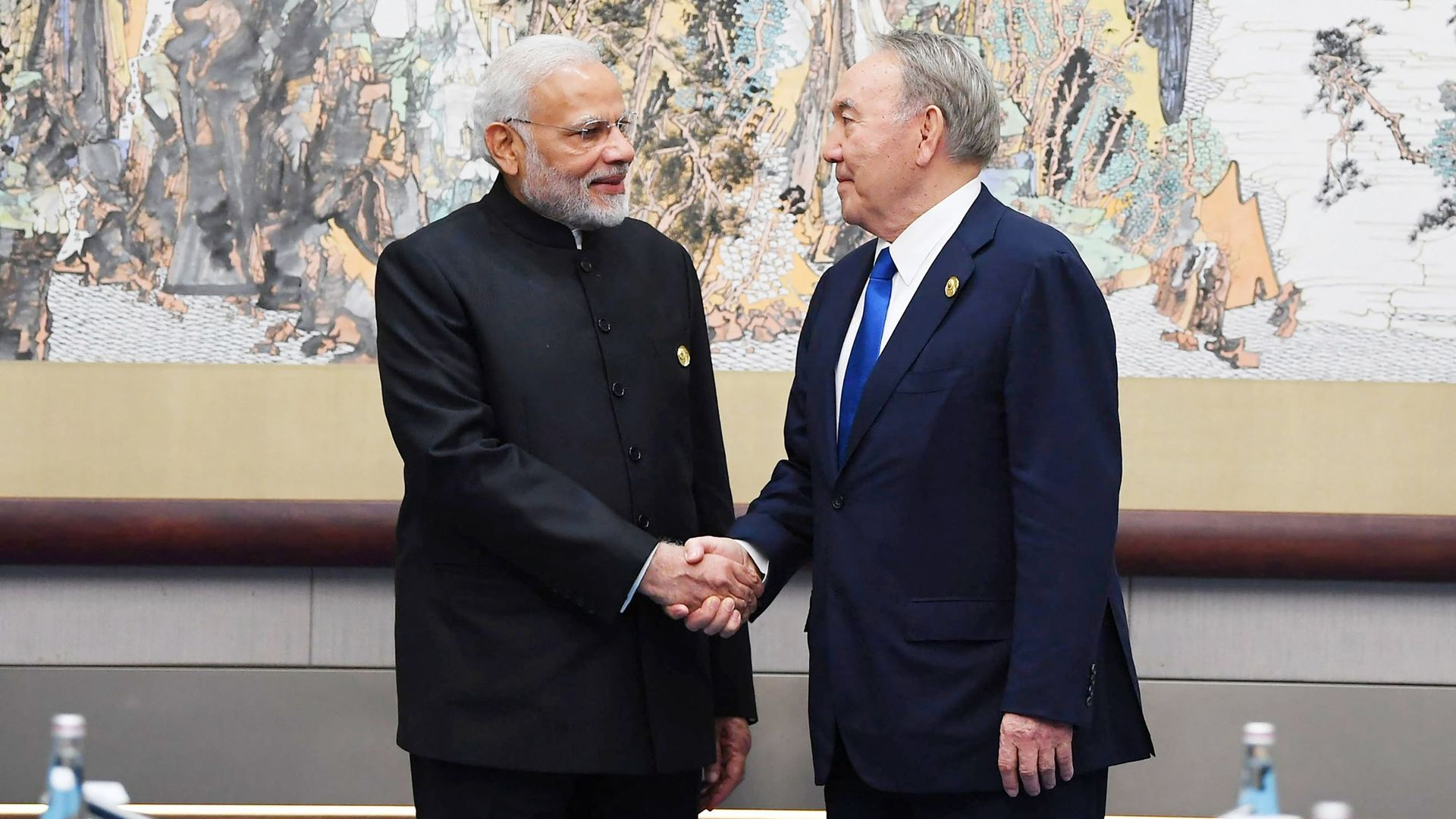 L’ancien président Kazakh Noursoultan Nazarbaïev (droite) en compagnie du Premier ministre Indien Narendra Modi (gauche) en juin 2018.