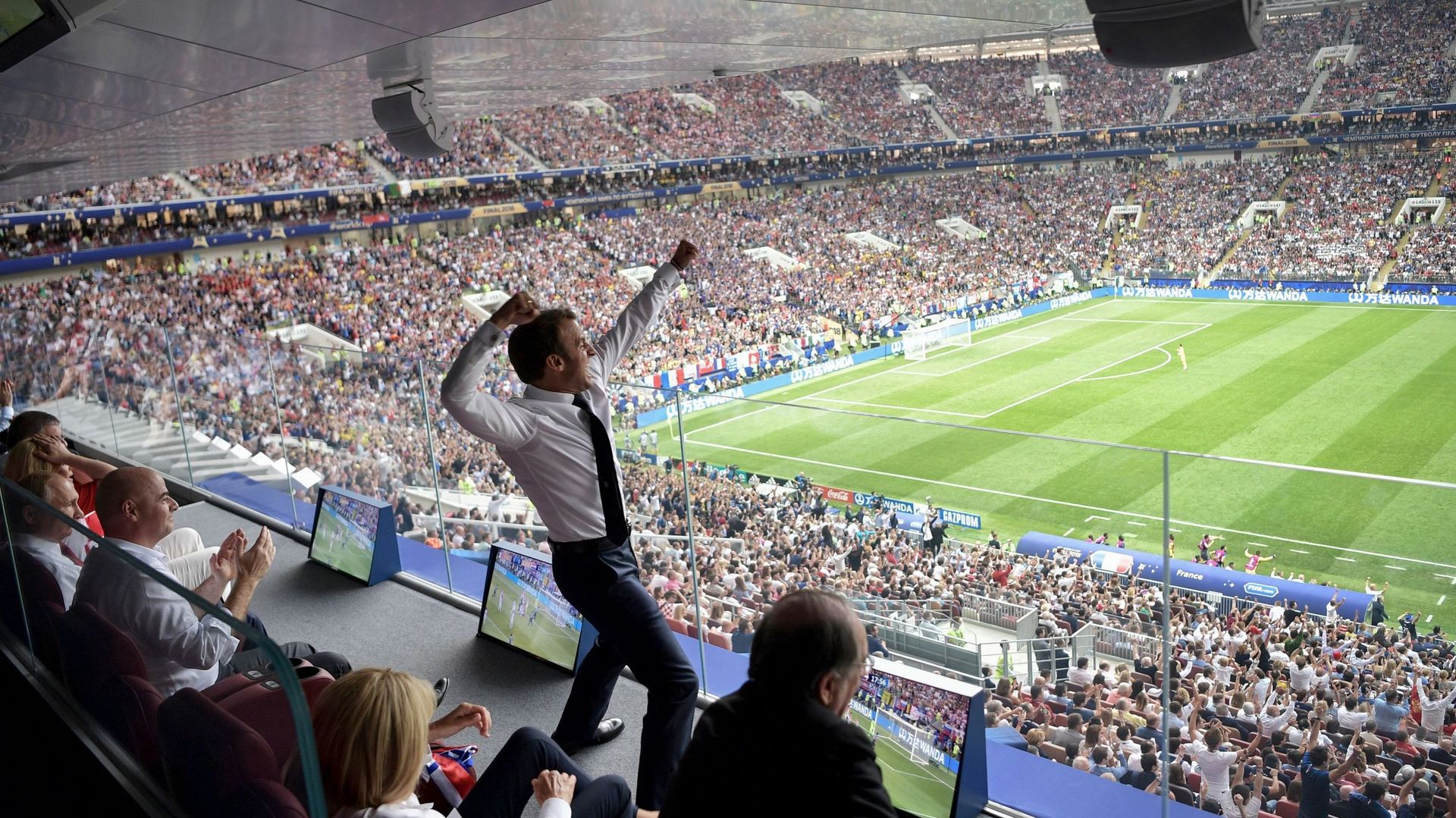Emmanuel Macron célébrant le premier but français face à la Croatie, en 2018.