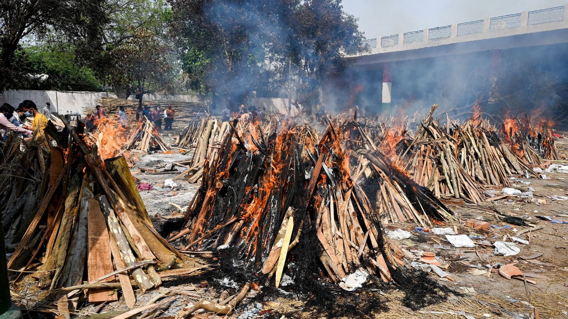 Des bûchers funéraires en feu pour des patients décédés du coronavirus Covid-19 dans un crématorium à New Delhi.