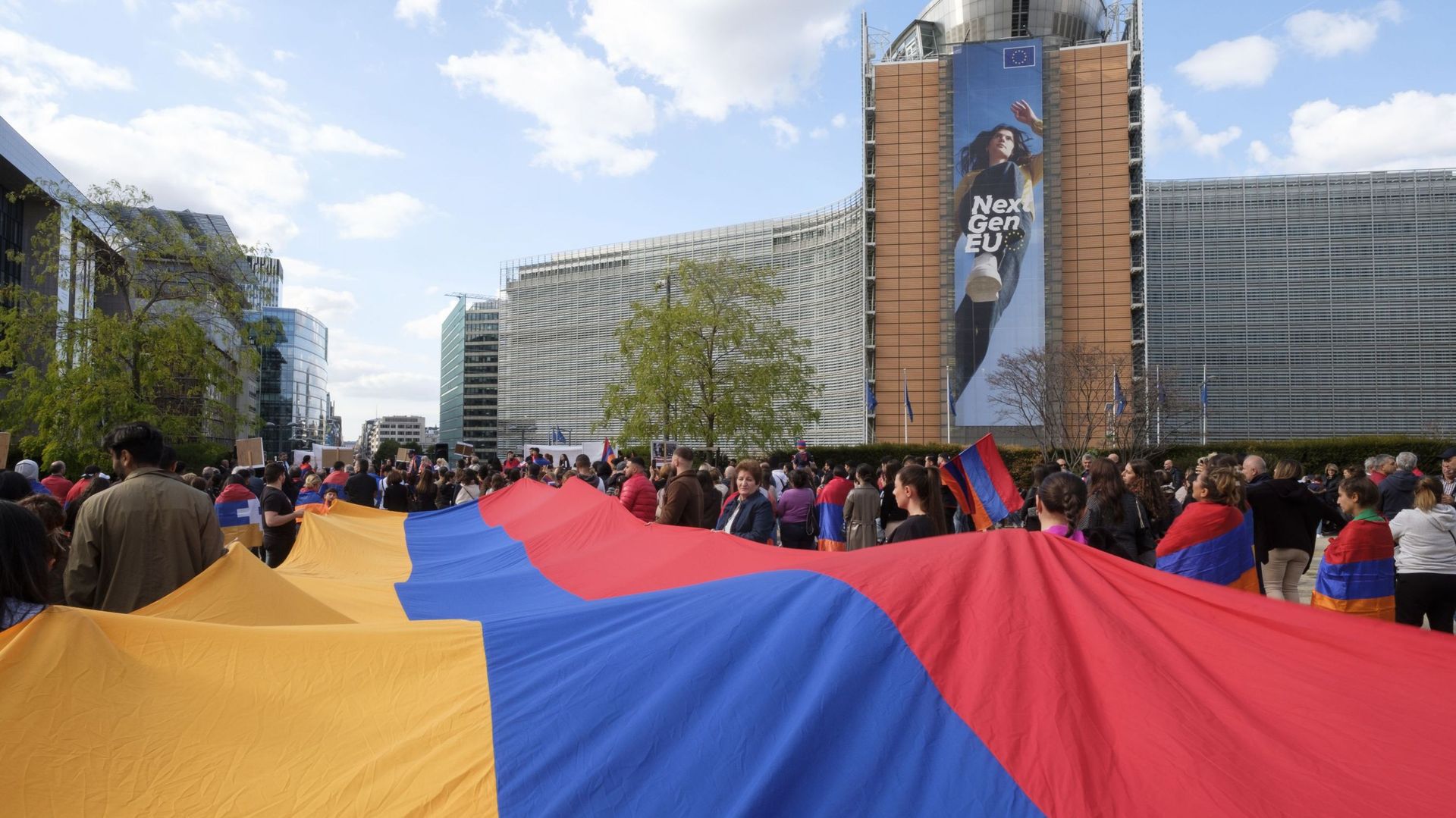 Des manifestants assistent à une manifestation paneuropéenne à l’occasion du 31e anniversaire de l’indépendance de la République d’Arménie, le 21 septembre 2022, à Bruxelles.