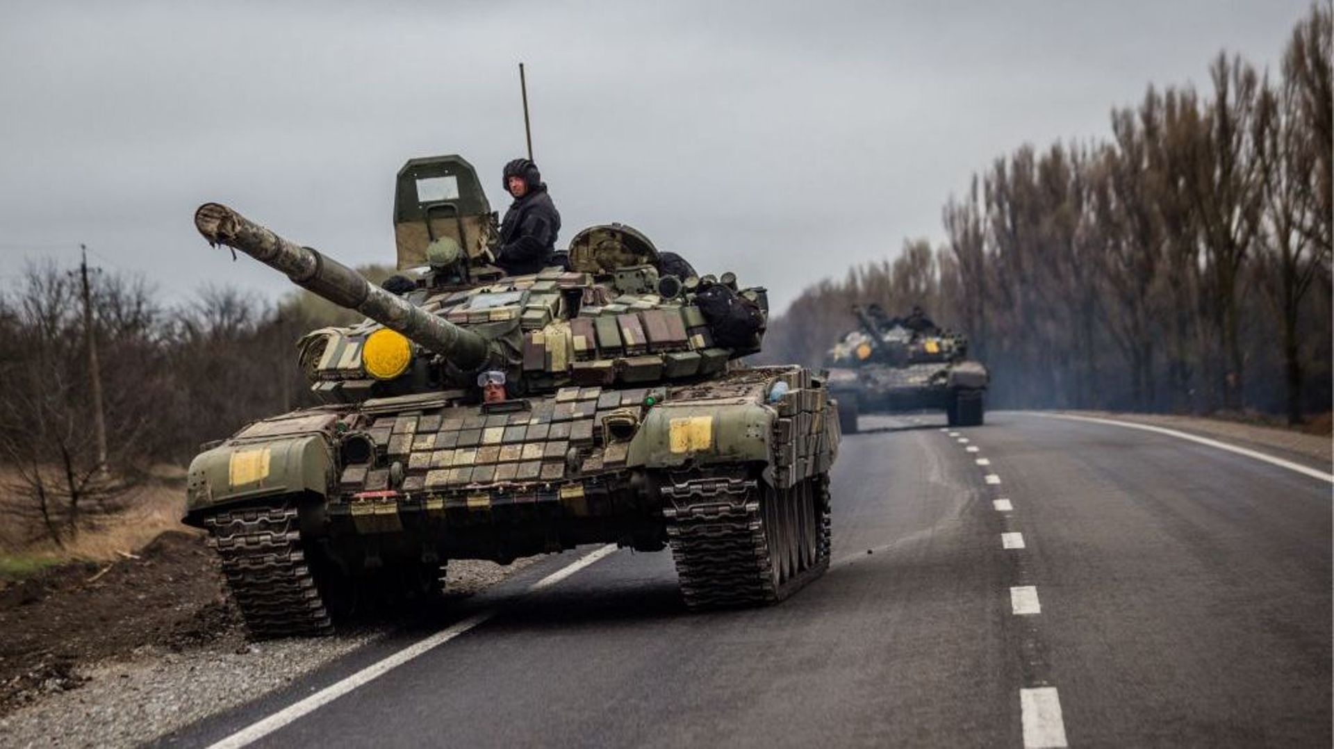 Un tank ukrainien sur la route de Zaporijjia.