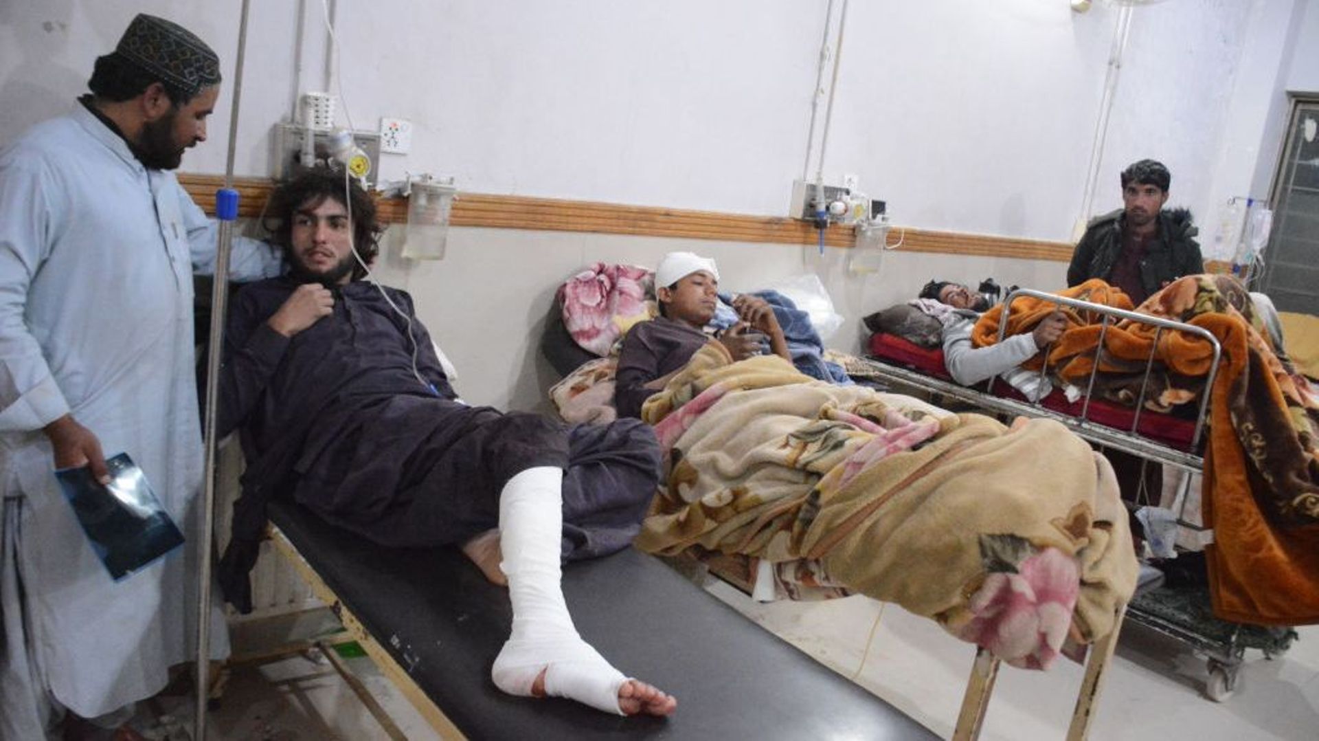 Des médecins et des ambulanciers paramédicaux fournissent une aide médicale aux personnes blessées lors des trois explosions de grenades à Sariab, Sabzal Road et Chalo Bawari Area où au moins 14 personnes ont été blessées à Quetta, au Pakistan, le 25 déce