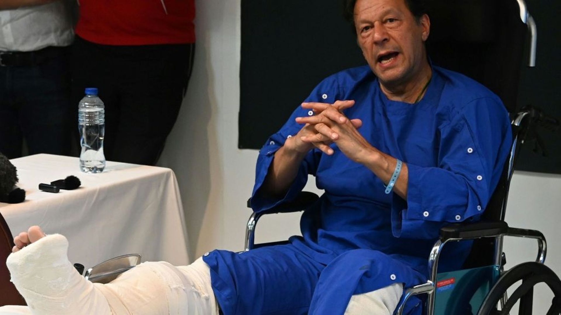 L’ancien Premier ministre pakistanais Imran Khan dans sa chambre d’hôpital à Lahore lors d’une rencontre avec les médias, au lendemain d’une tentative d’assassinat à Wazirabad, le 4 novembre 2022