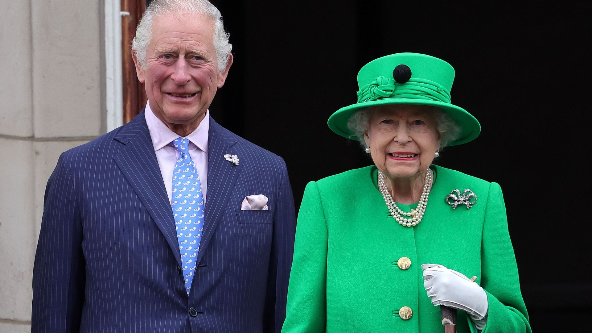 À l’occasion du récent Jubilé de Platine, une image tout en symbole : le futur Charles III et Elizabeth II, la continuité de la monarchie.