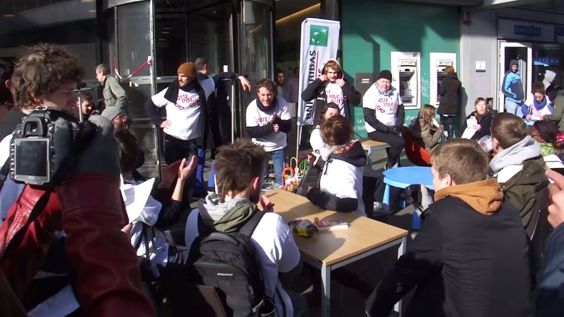 Bruxelles: des activistes dérobent des meubles à BNP Paribas Fortis