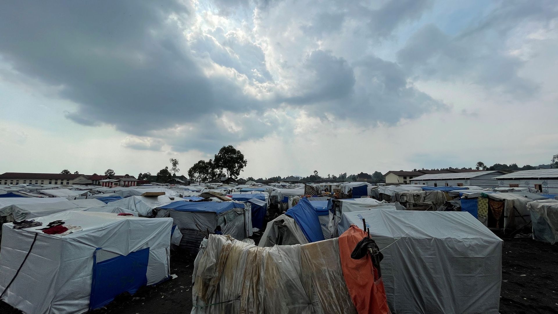Des milliers de foyers s'entassent dans des tentes de fortune