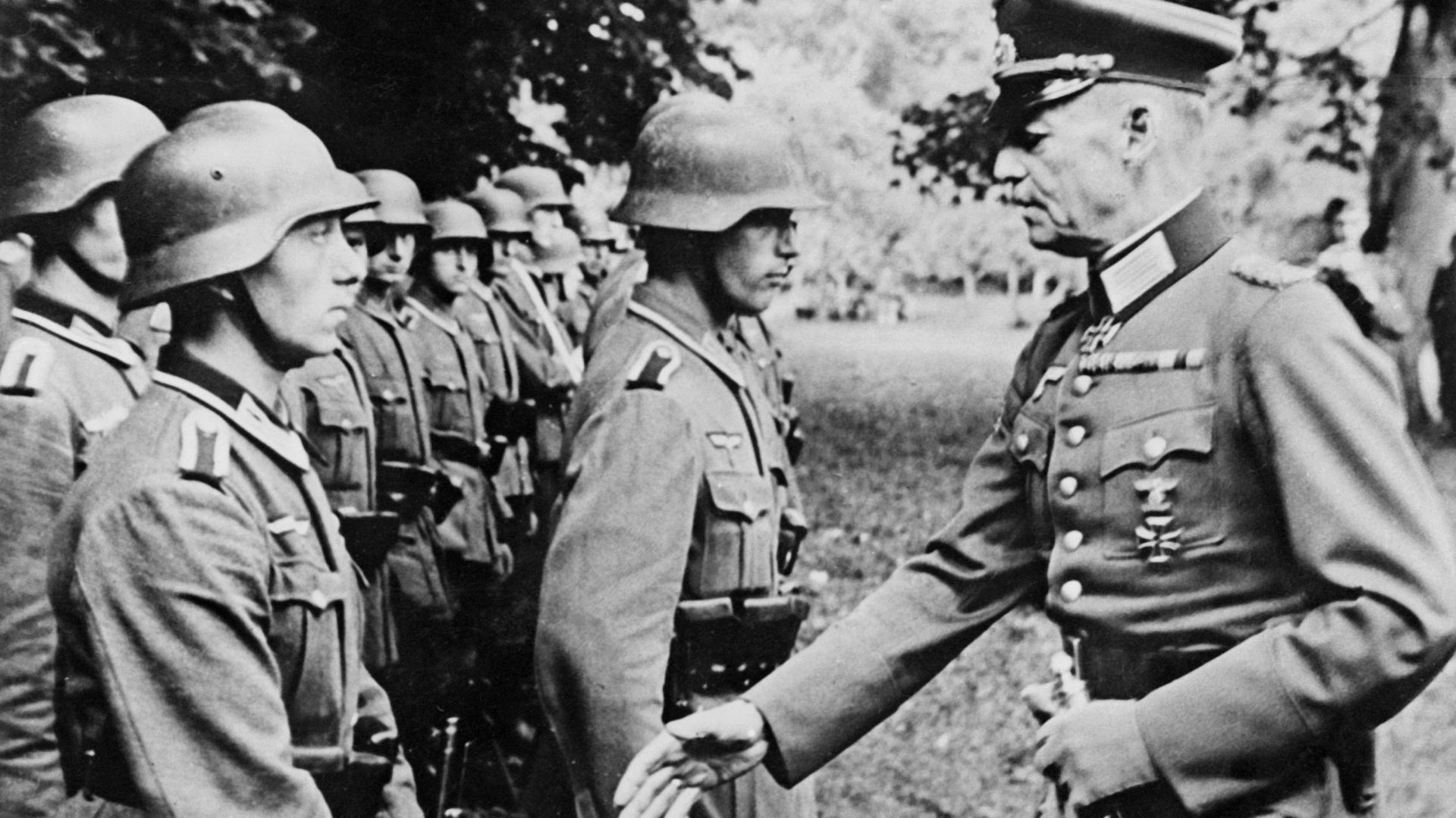 Le maréchal von Rundstedt inspecte des troupes.