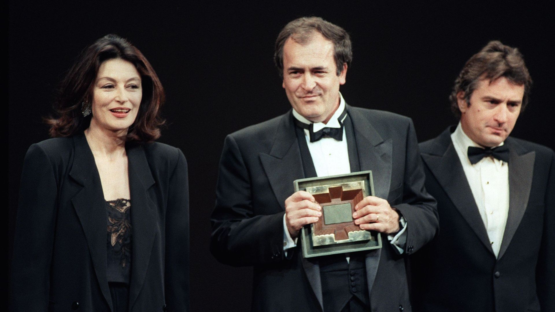 Remise du prix spécial pour "Le Dernier Empereur", à Cannes en 1987 (avec Anouck Aimée et Robert de Niro)