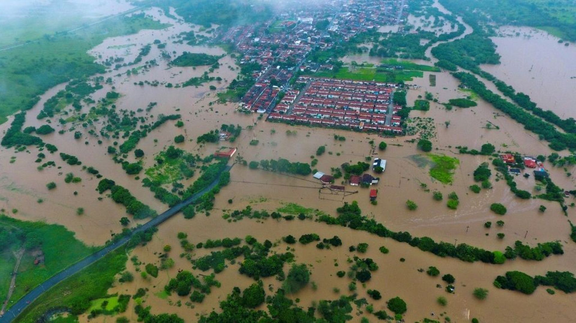 Vue aérienne des inondations causées par des pluies diluviennes à Itapetinga, dans l'Etat de Bahia, dans le nord-est du Brésil, le 26 décembre 2021