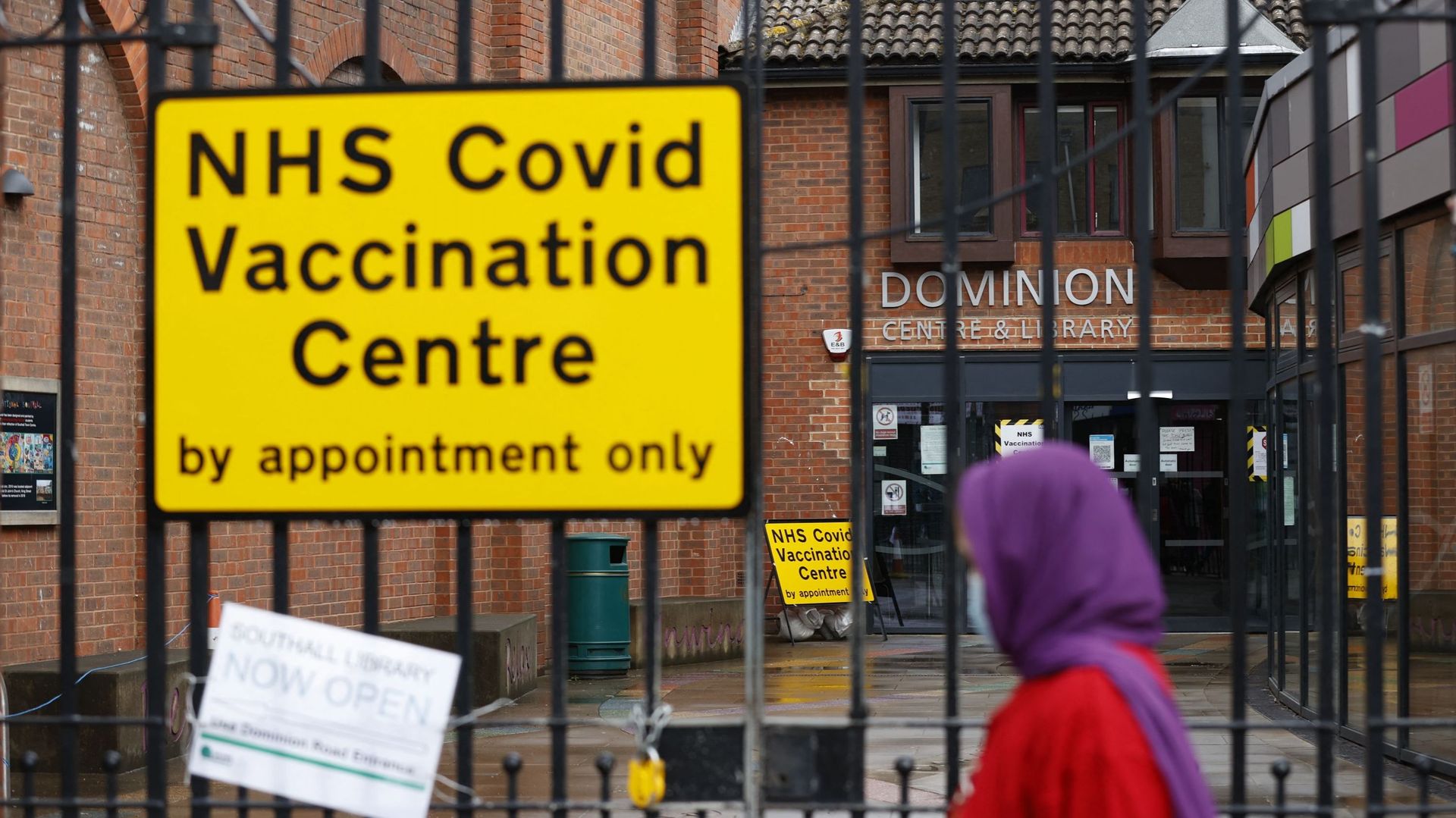 En Grande-Bretagne, la moitié des citoyens sont entièrement vaccinés